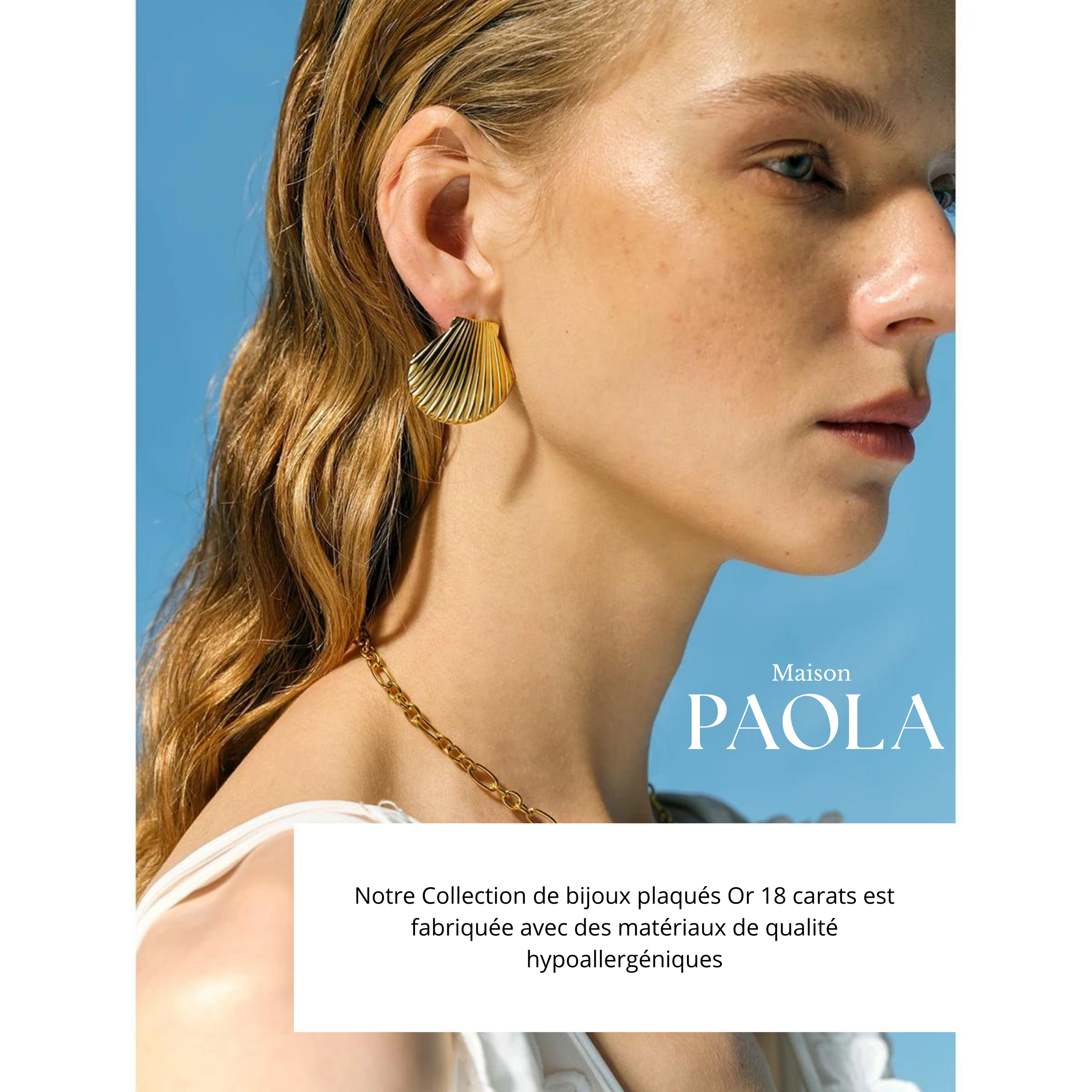 Affiche Maison Paola Femme boucle d'oreille coquillage fond bleu texte plaqué or 18 carats hypoallergéniques